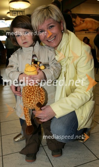 Petra Romih, vodja marketinga v Europarku s hčerko ZarjoModna revija spodnjega perila Cotonella