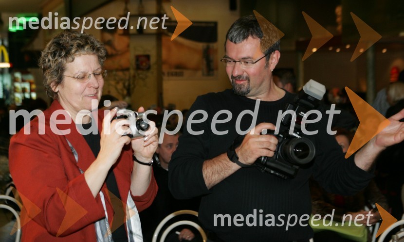 Asja Matjaž, novinarka in Boštjan Gunčar, fotografModna revija spodnjega perila Cotonella