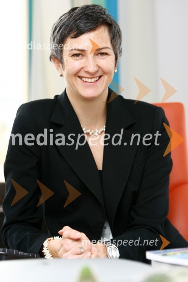 Mag. Natalija Postružnik, direktorica Službe za odnose z javnostmi Zavarovalnice Maribor ter PR na kvadrat osebnost 2009Mag. Natalija Postružnik, PR na kvadrat osebnost 2009