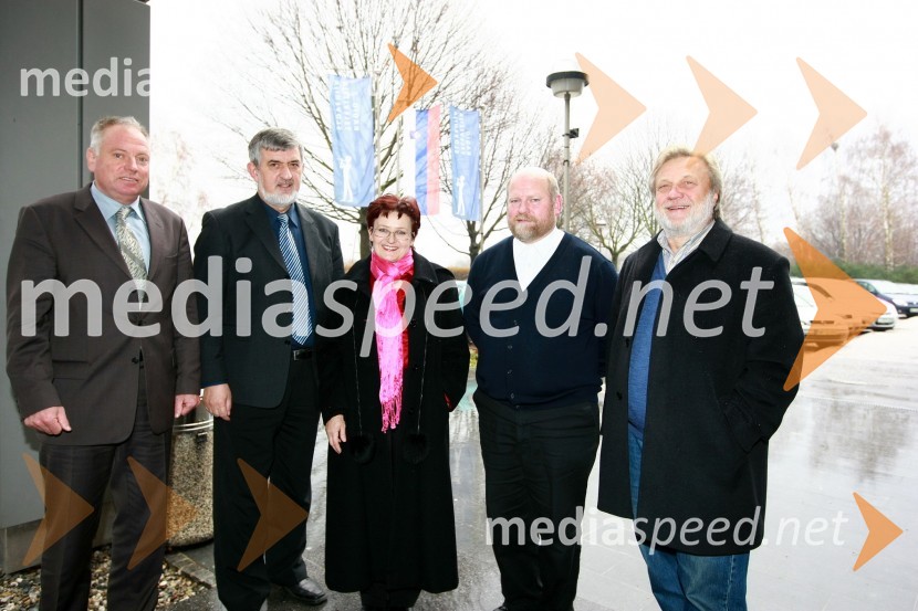 Srečko Trglec, urednik Radia SI, ..., dr. Polona Pivec, odgovorna urednica TV Maribor, Branko Maček, predsednik Nadškofijske Karitas Maribor in Vlado Krejač, v.d. odgovornega urednika Radia MariborRTV Slovenija, Regionalni Center Maribor, Božiček na obisku