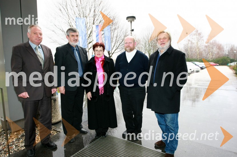 Srečko Trglec, urednik Radia SI, ..., dr. Polona Pivec, odgovorna urednica TV Maribor, Branko Maček, predsednik Nadškofijske Karitas Maribor in Vlado Krejač, v.d. odgovornega urednika Radia MariborRTV Slovenija, Regionalni Center Maribor, Božiček na obisku