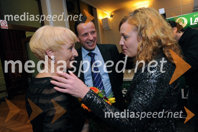 Anica Kumer, igralka, Bojan Šrot, župan občine Celje in Tina Kosi, upravnica in umetniški vodja SLG CeljeSamica človeške vrste, poslovilna predstava igralke Anice Kumer