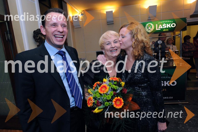 Bojan Šrot, župan občine Celje, Anica Kumer, igralka in Tina Kosi, upravnica in umetniški vodja SLG CeljeSamica človeške vrste, poslovilna predstava igralke Anice Kumer