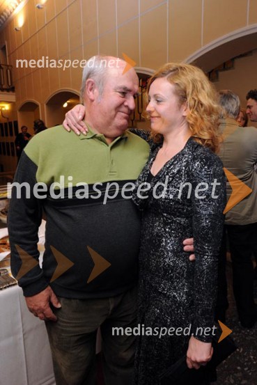 Miro Podjed, igralec in Tina Kosi, upravnica in umetniški vodja SLG CeljeSamica človeške vrste, poslovilna predstava igralke Anice Kumer