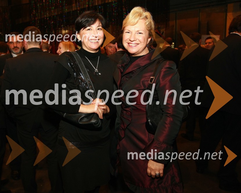 Milica Kopanja in Sabrina Pečelin, vodja odnosov z javnostmi Porsche Slovenija d.o.o.Slovenski avto leta 2010