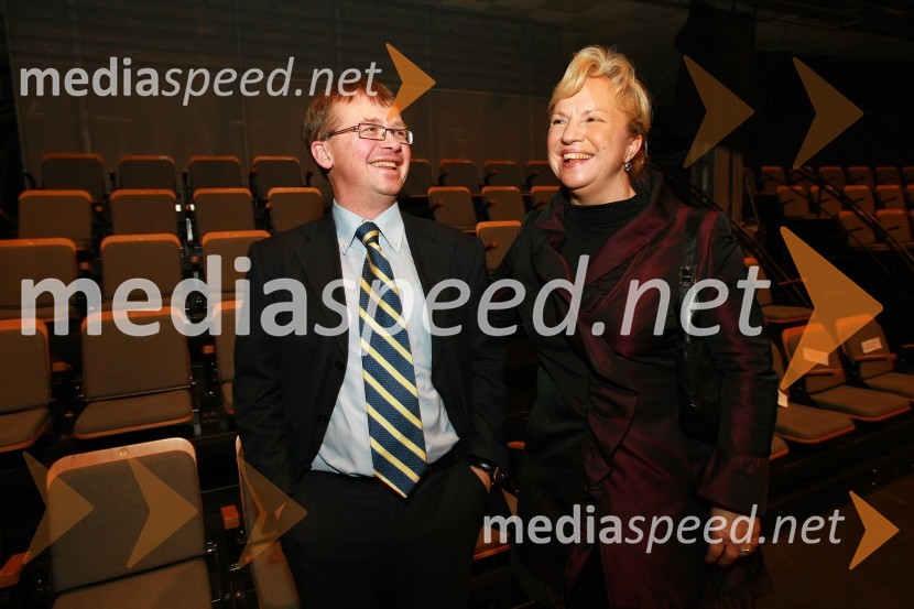 Damijan Vuk, direktor podjetja Avto Triglav d.o.o. in Sabrina Pečelin, vodja odnosov z javnostmi Porsche Slovenija d.o.o.Slovenski avto leta 2010