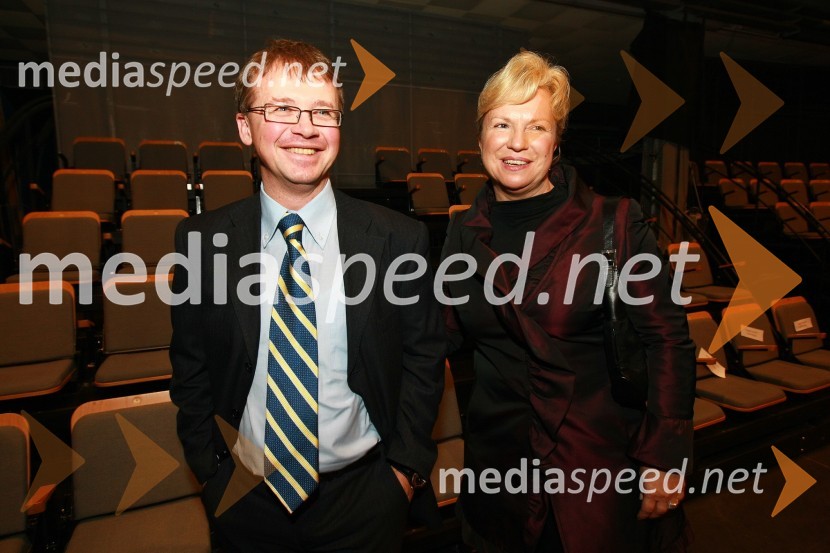 Damijan Vuk, direktor podjetja Avto Triglav d.o.o. in Sabrina Pečelin, vodja odnosov z javnostmi Porsche Slovenija d.o.o.Slovenski avto leta 2010