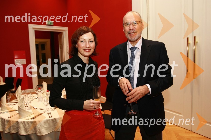 Nina Šarabon, odgovorna za odnose z javnostmi znamke Renault v Sloveniji in Tomaž Porekar urednik Avto foto marketSlovenski avto leta 2010