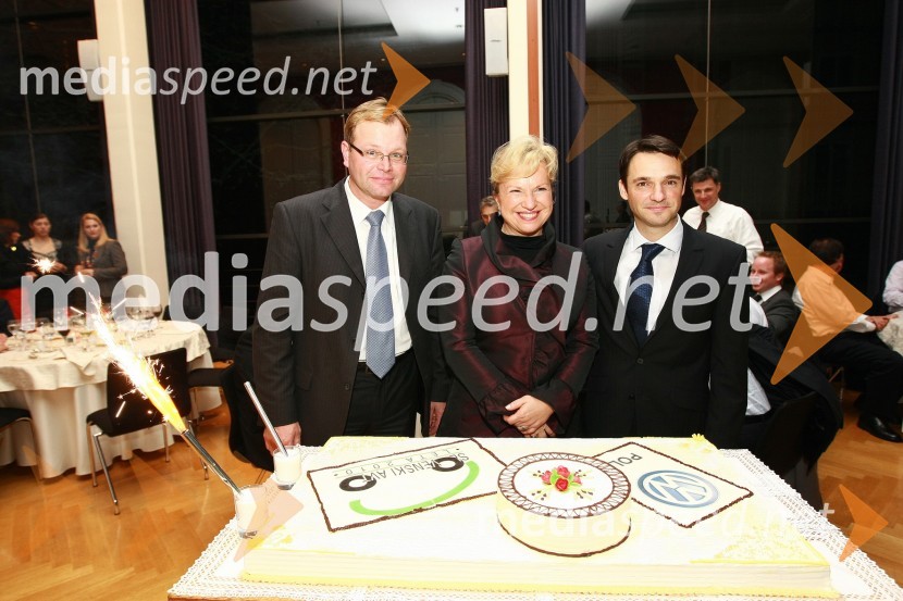 Marko Škriba, vodja znamke Volkswagen v Sloveniji, Sabrina Pečelin, vodja odnosov z javnostmi pri Porsche Slovenija in Danilo Ferjančič, generalni direktor Porsche SlovenijaSlovenski avto leta 2010