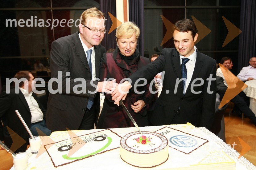 Marko Škriba, vodja znamke Volkswagen v Sloveniji, Sabrina Pečelin, vodja odnosov z javnostmi pri Porsche Slovenija in Danilo Ferjančič, generalni direktor Porsche SlovenijaSlovenski avto leta 2010