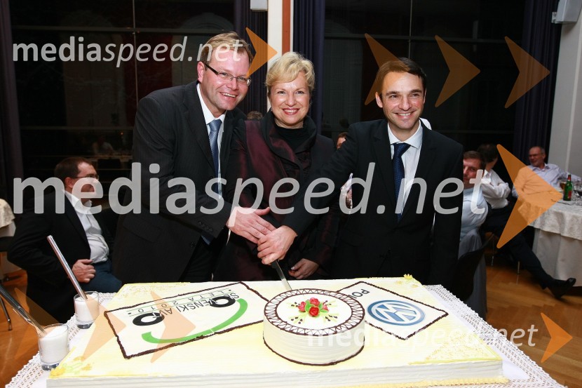 Marko Škriba, vodja znamke Volkswagen v Sloveniji, Sabrina Pečelin, vodja odnosov z javnostmi pri Porsche Slovenija in Danilo Ferjančič, generalni direktor Porsche SlovenijaSlovenski avto leta 2010
