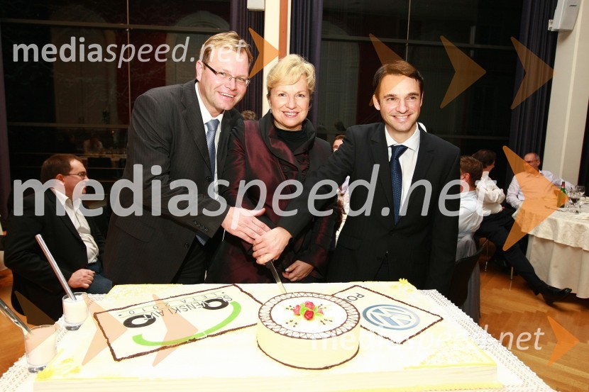 Marko Škriba, vodja znamke Volkswagen v Sloveniji, Sabrina Pečelin, vodja odnosov z javnostmi pri Porsche Slovenija in Danilo Ferjančič, generalni direktor Porsche SlovenijaSlovenski avto leta 2010