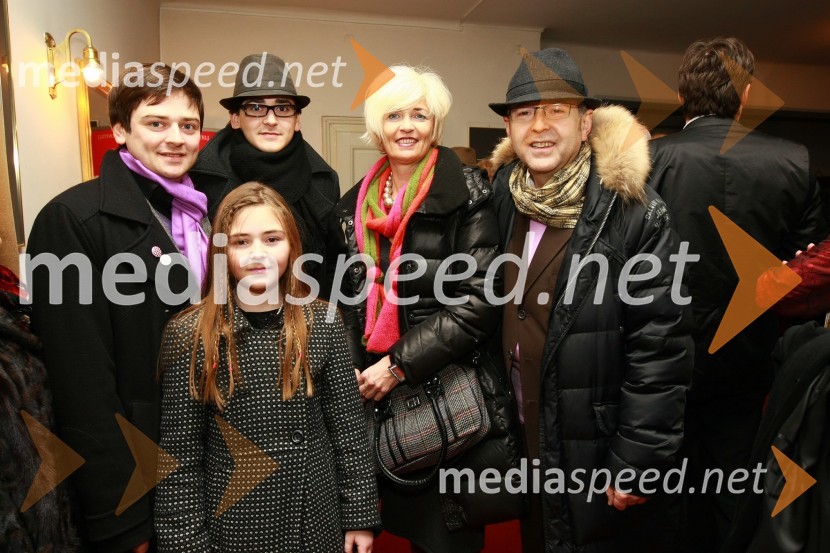 Družina Kozlevčar: Samo, Kim, Nino, Eva in TomažSlovenka leta 2009 je ... Katarina Kresal