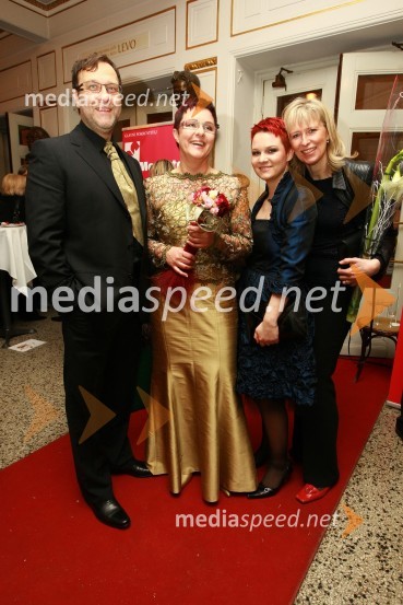 Iris Selan, direktorica Tristokosmatih in kandidatka za naziv Slovenka leta 2009, njen spremljevalec Dušan Uršič, lastnik in direktor Radia Dur, hči Urša Selan ter prijateljica Neva RahneSlovenka leta 2009 je ... Katarina Kresal