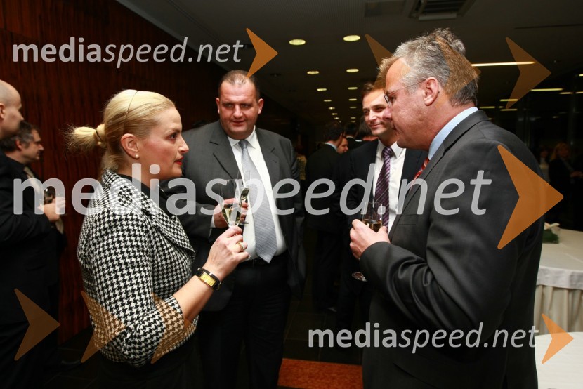 Ingrid Sever, idejni vodja kongresa RIMC 2010, Blaž Miklavčič, predsednik uprave GH Holding d.d. in ...
 
 
 
RIMC 2010