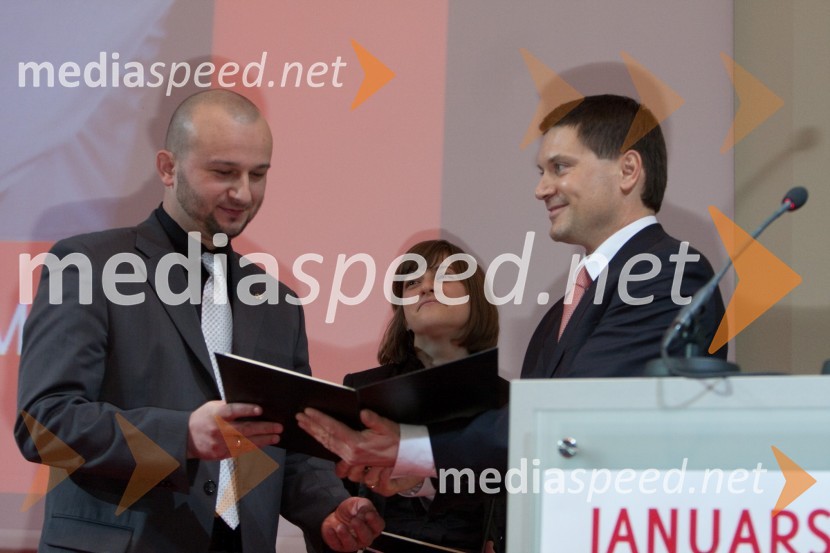 Mahdi Mekić, dobitnik štipendije, Mila Markovska, dobitnica štipendije in Jurij GiacomelliZdruženje Manager, januarsko srečanje in podelitev priznanja za življenjsko delo na področju managementa