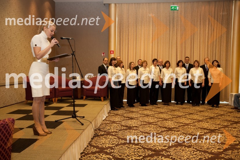 Živa Vadnov, povezovalka programa in Mešani pevski zbor URI SočaSlavnostni dogodek URI Soča