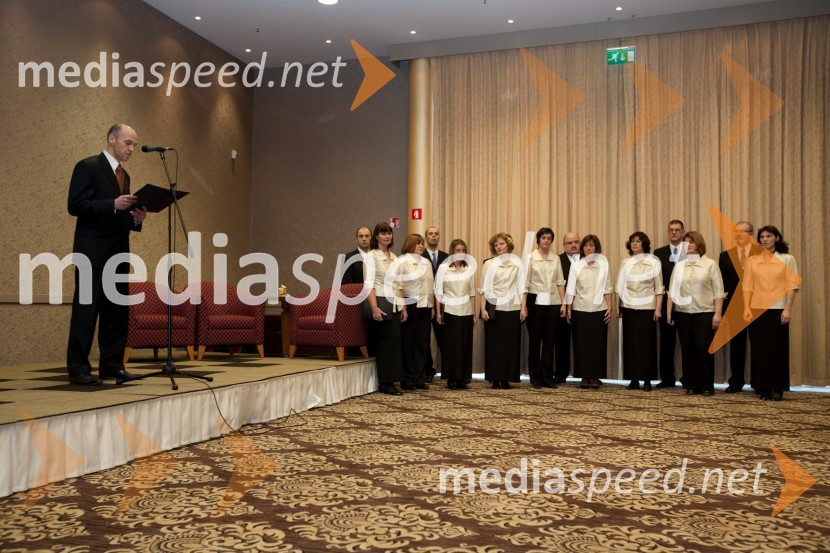 mag. Robert Cugelj, direktor Inštituta RS za rehabilitacijo in Mešani pevski zbor URI SočaSlavnostni dogodek URI Soča