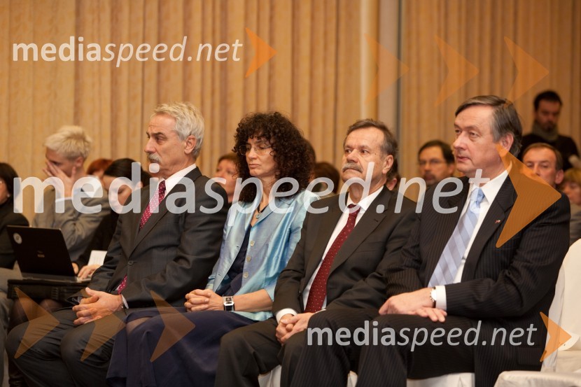 Mag. Franc Hočevar, svetovalec predsednika za zdravstveno in socialno varstvo ter humanitarna vprašanja, predsednik ZPM (Zveze prijateljev mladine) Slovenije, Helena BUrger, predstojnica URI Soča, dr. Radovan Stanislav Pejovnik, rektor univerze v Ljubljani in dr. Danilo Türk, predsednik Republike SlovenijeSlavnostni dogodek URI Soča