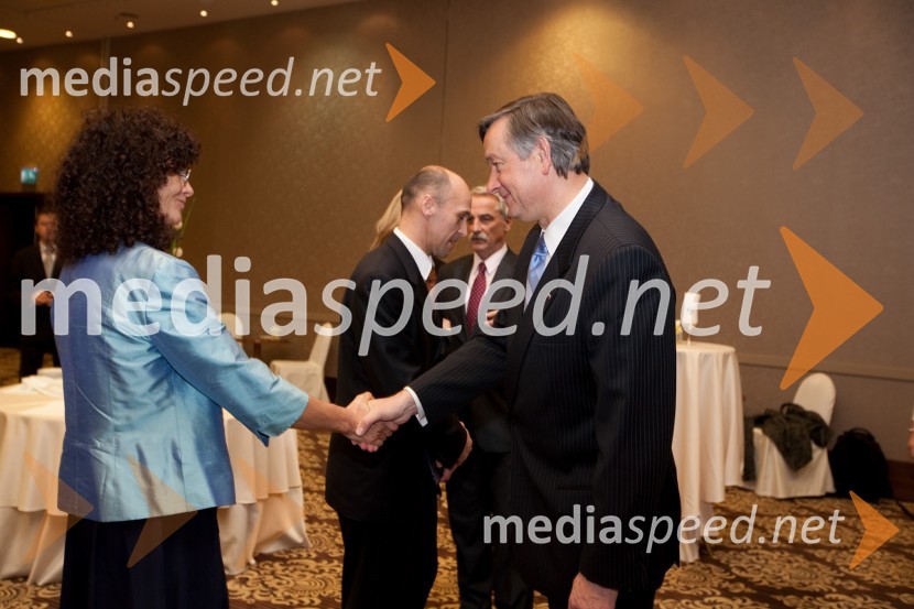 Helena Burger, predstojnica URI Soča in dr. Danilo Türk, predsednik Republike SlovenijeSlavnostni dogodek URI Soča