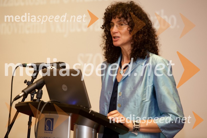 	Helena Burger, predstojnica URI SočaSlavnostni dogodek URI Soča