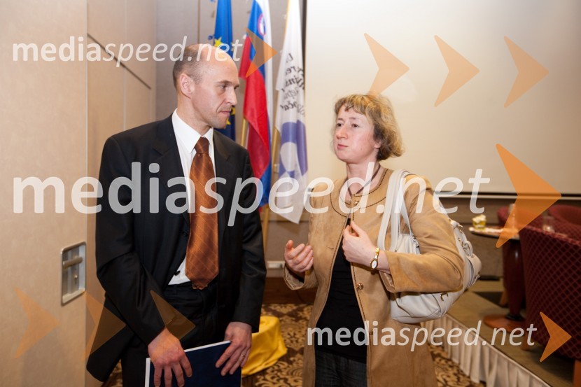 mag. Robert Cugelj, direktor Inštituta RS za rehabilitacijo in Aleksandra TabajSlavnostni dogodek URI Soča