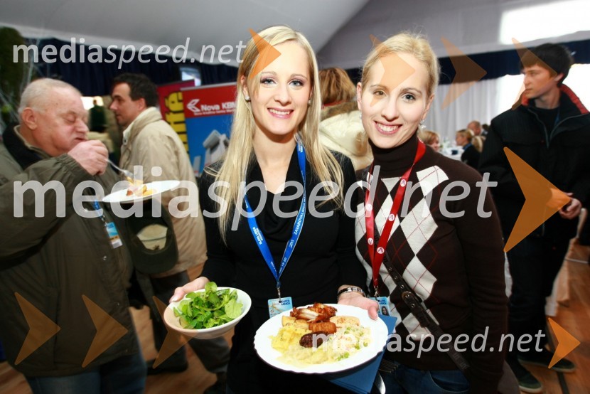 Daniela Bervar, vodja Cotrugli Business School Slovenija in Jasmina Šetinc, izvršna sekretarka uprave NKBM46. Zlata lisica, druženje na Snežnem stadionu in VIP šotoru