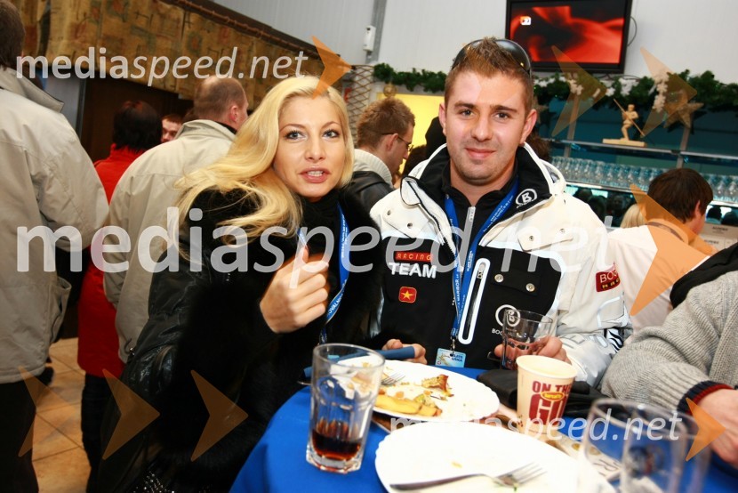 Lucija Gubenšek, TV voditeljica in manekenka ter njen spremljevalec Rok Šerbinek, podjetnik46. Zlata lisica, druženje na Snežnem stadionu in VIP šotoru