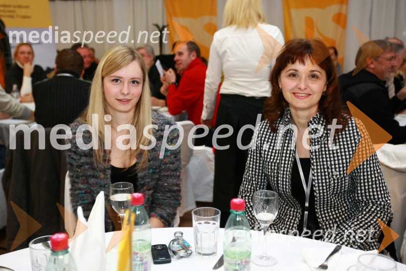 Andreja Zelenič Marinič, direktorica finančno ekonomskega sektorja pri Elektru Maribor in hči Ana46. Zlata lisica, druženje na Snežnem stadionu in VIP šotoru