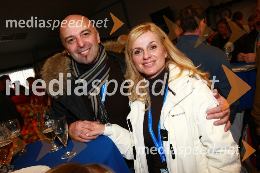 Matjaž Ivanc, najemnik lokala Pri Florjanu in njegova spremljevalka Aleksandra Peharda, vodja programa kemija v podjetju Mikro+Polo46. Zlata lisica, druženje na Snežnem stadionu in VIP šotoru