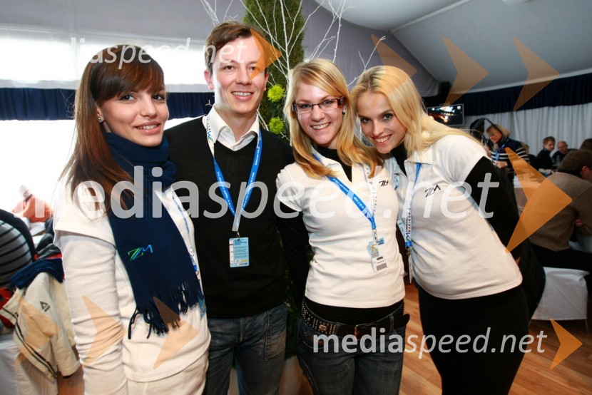 Aida Muratovič, manekenka in hostesa, Evgen Likl, izvršilni direktor sektorja marketing na Zavarovalnici Maribor d.d. ter Asja Ertl in Nina Kohne, manekenki in hostesi
46. Zlata lisica, druženje na Snežnem stadionu in VIP šotoru