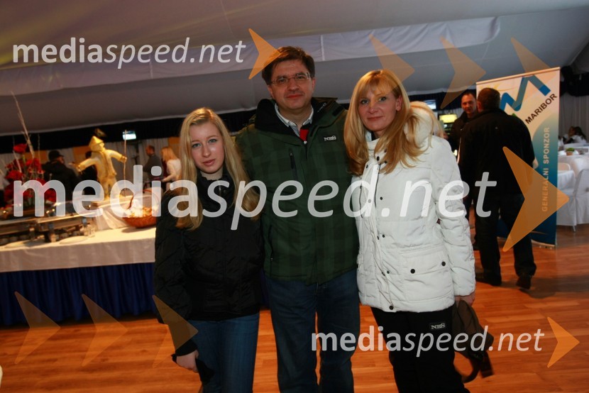 ..., dr.Vlado Dimovski, predsednik stranke Slovenska Unija in njegova spremljevalka Petra Lesjak Mandl

 

46. Zlata lisica, druženje na Snežnem stadionu in VIP šotoru