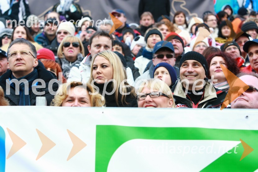 VIP tribuna: Igor Lukšič, minister za šolstvo in šport, Mojca Grobelnik, vodja službe za odnose z javnostmi na Ministrstvu za šolstvo in šport in Matjaž Kovačič, predsednik uprave Nove KBM  	46. Zlata lisica, druženje na Snežnem stadionu in VIP šotoru