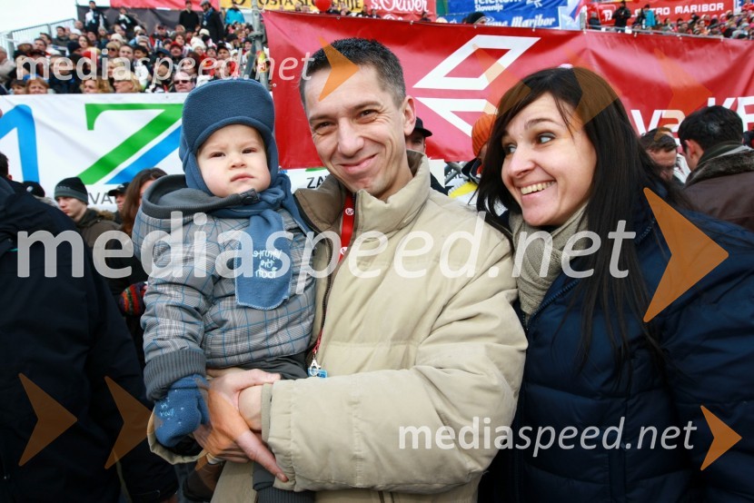 Drago Žura, direktor ŠOUM (Študentska organizacija Univerze v Mariboru) in njegova življenjska sopotnica Tjaša Starčič ter njun sin46. Zlata lisica, druženje na Snežnem stadionu in VIP šotoru