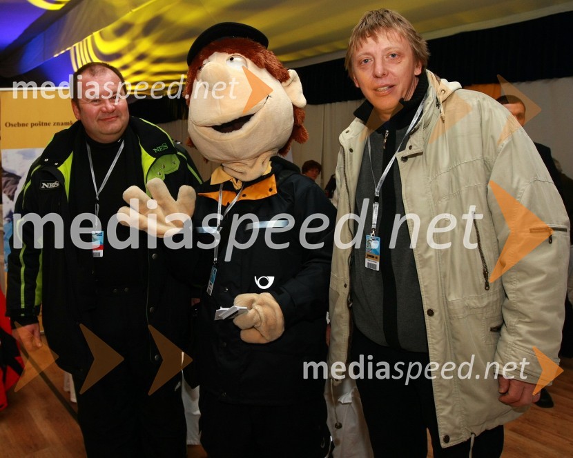 Aleš Hauc, generalni direktor Pošte Slovenije, Poštar Pavli, maskota Pošte Slovenije in Lojze Grobelnik, predsednik uprave pokojninske družbe Moja naložba46. Zlata lisica, druženje na Snežnem stadionu in VIP šotoru