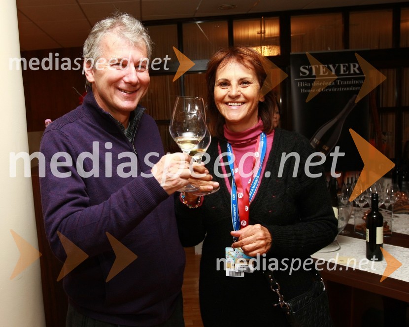 Dr. Davorin Kračun, profesor na Ekonomsko-poslovni fakulteti Univerze v Mariboru ter nekdanji veleposlanik Slovenije v ZDA in soproga Andreja Kračun, predsednica združenja Koraki za korakce46. Zlata lisica, druženje na Snežnem stadionu in VIP šotoru