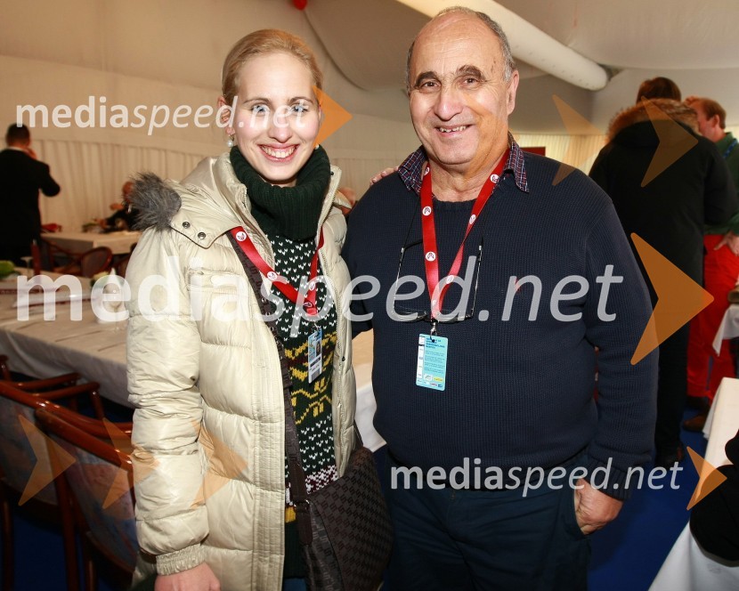 Jasmina Šetinc, izvršna sekretarka uprave NKBM in njen oče Igor Šetinc, član Nadzornega sveta RTV Slovenija46. Zlata lisica, druženje na Snežnem stadionu in VIP šotoru