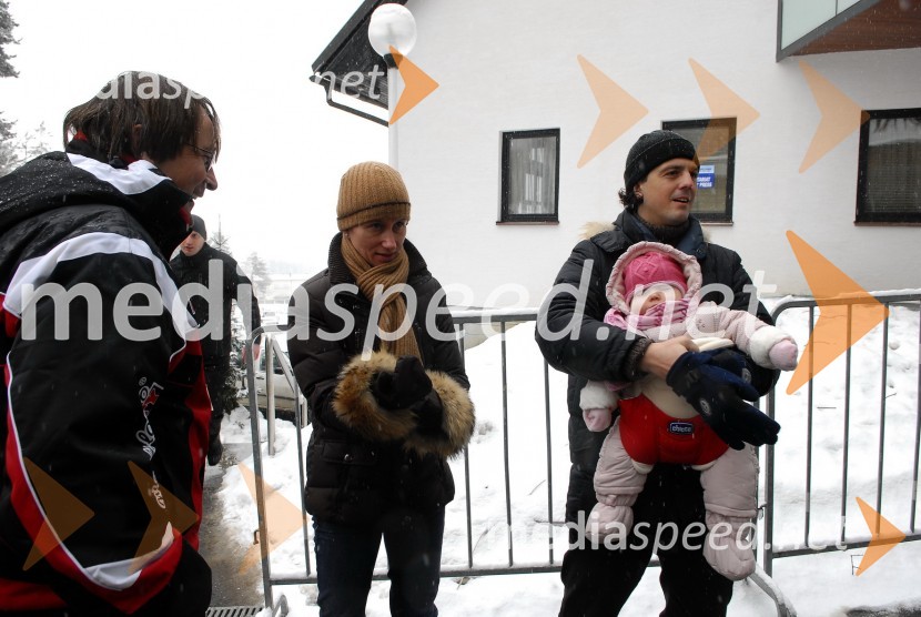 Smiljan Kreže, vodja prireditev v okviru Zlate lisice ter Zlatko Zahovič, športni direktor NK Maribor, soproga Jelka in hči Maja46. Zlata lisica, druženje na Snežnem stadionu in VIP šotoru