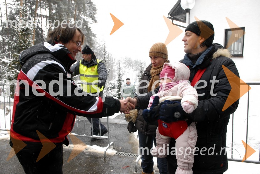 Smiljan Kreže, vodja prireditev v okviru Zlate lisice ter Zlatko Zahovič, športni direktor NK Maribor, soproga Jelka in hči Maja46. Zlata lisica, druženje na Snežnem stadionu in VIP šotoru