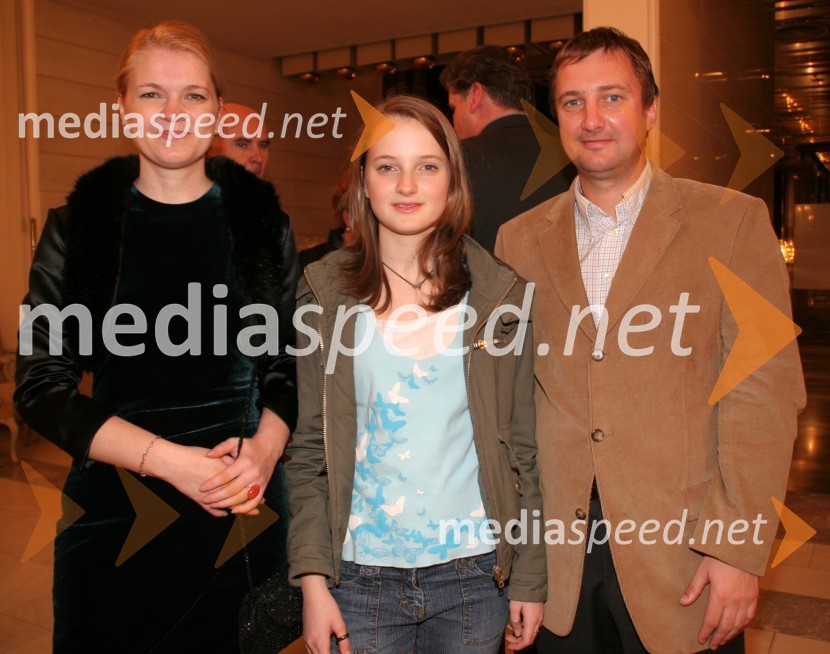 Mag. Lidija Žvajker, direktorica Javnega medobčinskega stanovanjskega sklada Maribor s hčerko Nino in spremljevalcem Sašom GomarjemAttila, premiera opere SNG Maribor