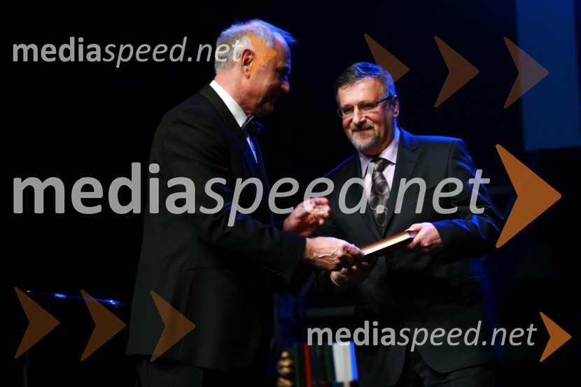 Miro Bogataj, predsednik odbora za humanitarno dejavnost Lions kluba Ljubljana in Bojan Krajnc, direktor Doma upokojencev Trnovo13. Veliki dobrodelni ples Lions kluba Ljubljana ob 20-obletnici lionizma v Sloveniji