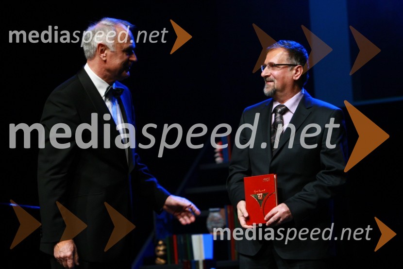 Miro Bogataj, predsednik odbora za humanitarno dejavnost Lions kluba Ljubljana in Bojan Krajnc, direktor Doma upokojencev Trnovo13. Veliki dobrodelni ples Lions kluba Ljubljana ob 20-obletnici lionizma v Sloveniji