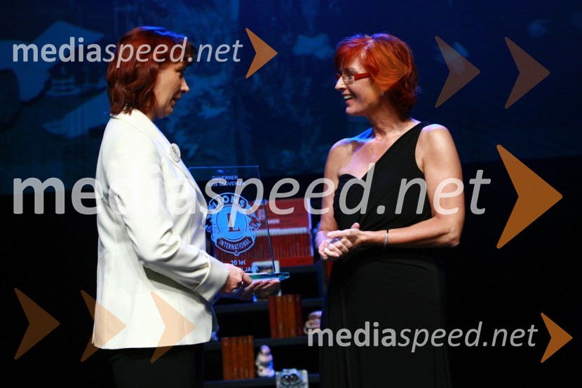 Polonca Kukec, guvernerka slovenskih Lions klubov in Darinka Pavlič Kamien, predsednica Lions kluba Ljubljana13. Veliki dobrodelni ples Lions kluba Ljubljana ob 20-obletnici lionizma v Sloveniji