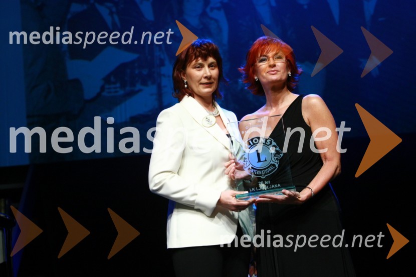 Polonca Kukec, guvernerka slovenskih Lions klubov in Darinka Pavlič Kamien, predsednica Lions kluba Ljubljana13. Veliki dobrodelni ples Lions kluba Ljubljana ob 20-obletnici lionizma v Sloveniji