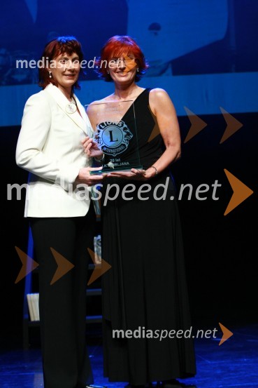 Polonca Kukec, guvernerka slovenskih Lions klubov in Darinka Pavlič Kamien, predsednica Lions kluba Ljubljana13. Veliki dobrodelni ples Lions kluba Ljubljana ob 20-obletnici lionizma v Sloveniji