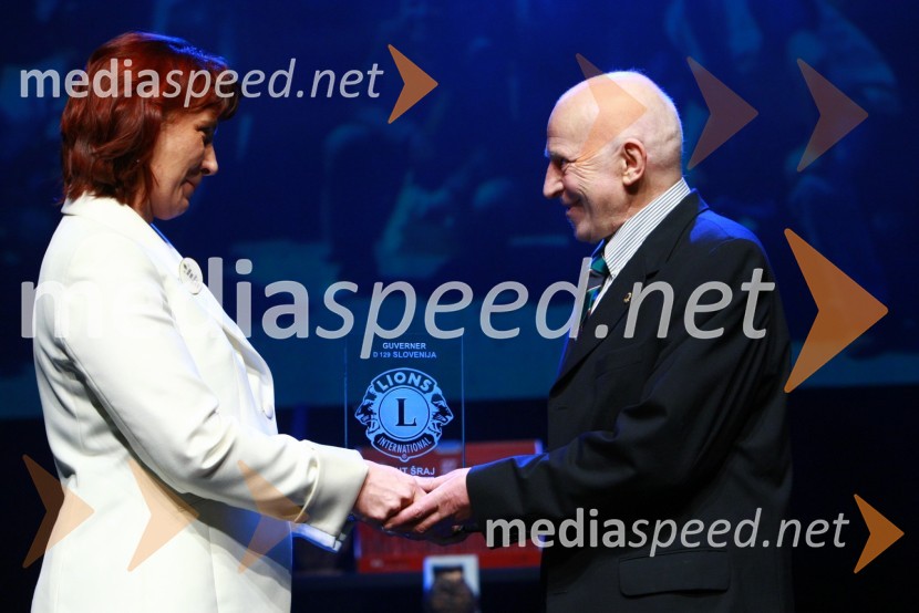 Polonca Kukec, guvernerka slovenskih Lions klubov in Borut Šraj, prejemnik guvernerskega priznanja13. Veliki dobrodelni ples Lions kluba Ljubljana ob 20-obletnici lionizma v Sloveniji