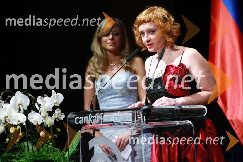 Maja Kastelic, predsednica Leo kluba Ljubljana in Mirjam Noč, guvernerka Leo Districta Slovenije13. Veliki dobrodelni ples Lions kluba Ljubljana ob 20-obletnici lionizma v Sloveniji