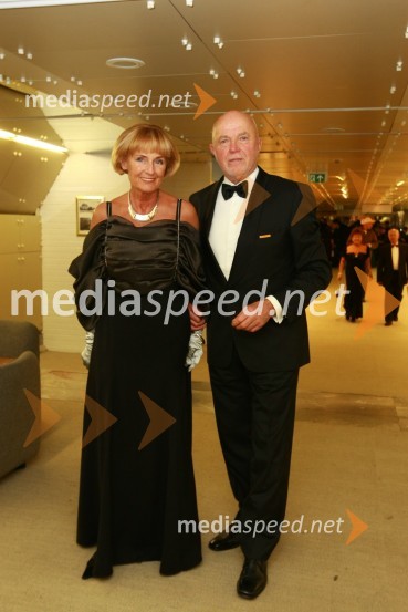 Joco Žnidaršič, fotograf in soproga Ana13. Veliki dobrodelni ples Lions kluba Ljubljana ob 20-obletnici lionizma v Sloveniji