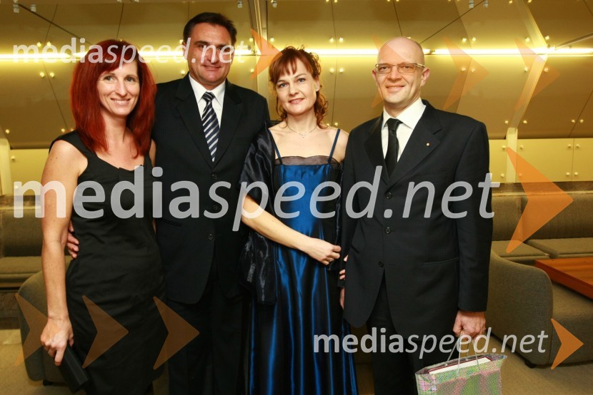 Metka Resnik, njen soprog Božidar Resnik, predsednik uprave Kostak Krško d.o.o., ... in ...13. Veliki dobrodelni ples Lions kluba Ljubljana ob 20-obletnici lionizma v Sloveniji