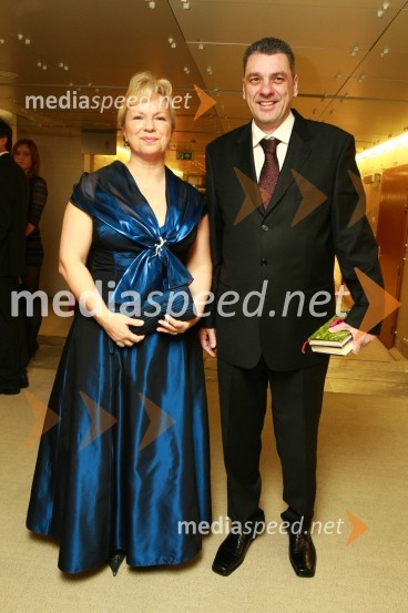 Sabrina Pečelin vodja odnosov z javnostmi pri Porsche Slovenija in njen življenjski sopotnik Aleš13. Veliki dobrodelni ples Lions kluba Ljubljana ob 20-obletnici lionizma v Sloveniji